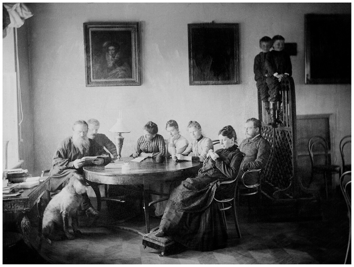 Membres de la famille Tolstoï et amis en 1887