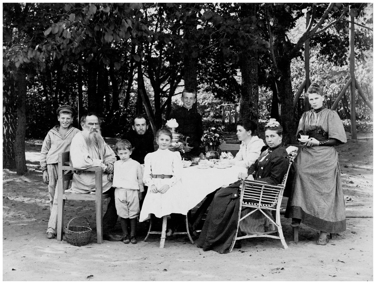 De gauche à droite: Michel, Léon, Léon junior, André, Tatiana, Sophie, Marie et au premier plan; Ivan et Alexandra, en 1892