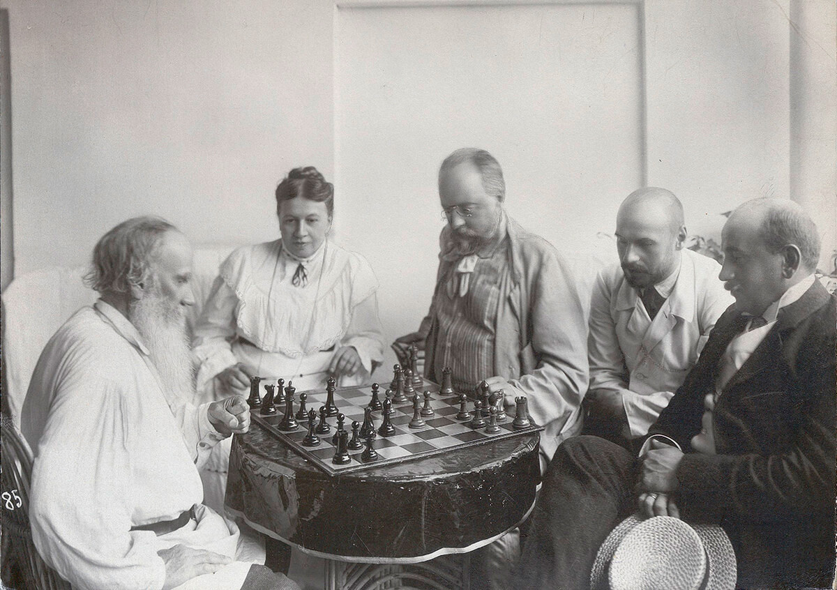 Léon Tolstoï et Mikhaïl Soukhotine, avec André et Michel, 1908