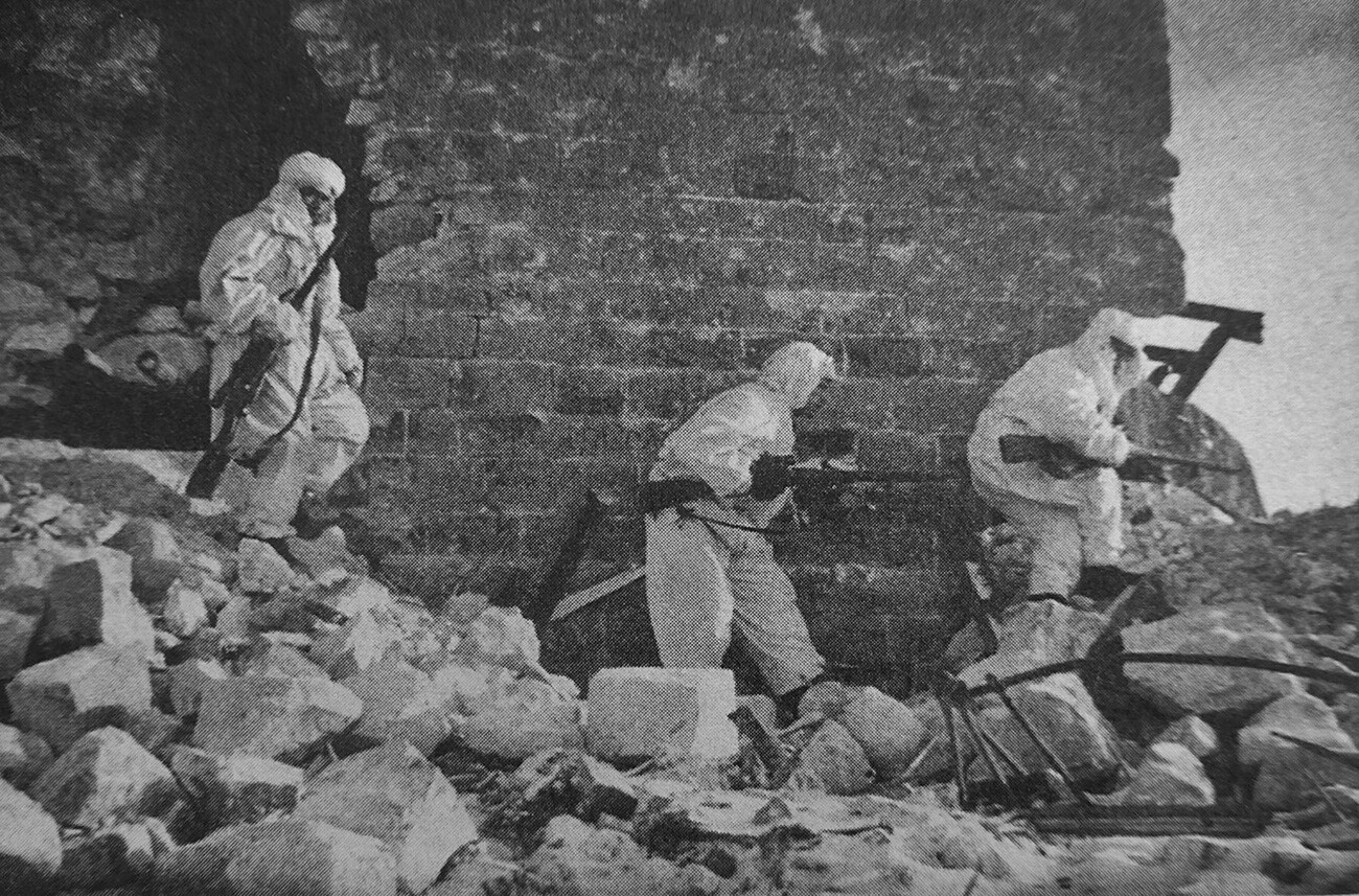 Sowjetische Scharfschützen in Stalingrad. Wassilij Sajzew und sein Team. Stalingrad, Dezember 1942.