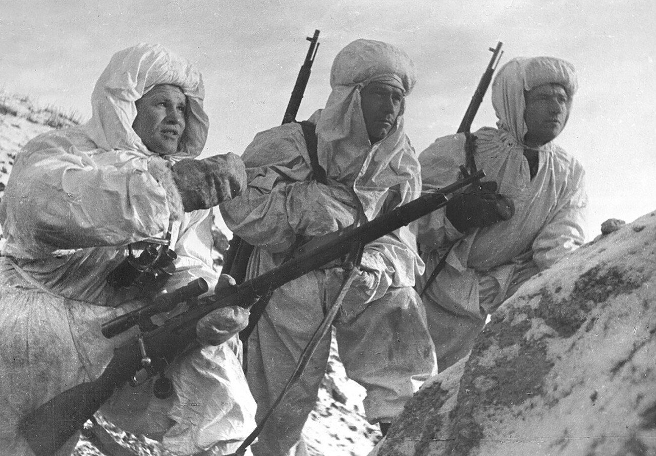 Der Held der Sowjetunion Wassilij Sajzew (links), Scharfschütze, erklärt den Neulingen die bevorstehende Aufgabe.