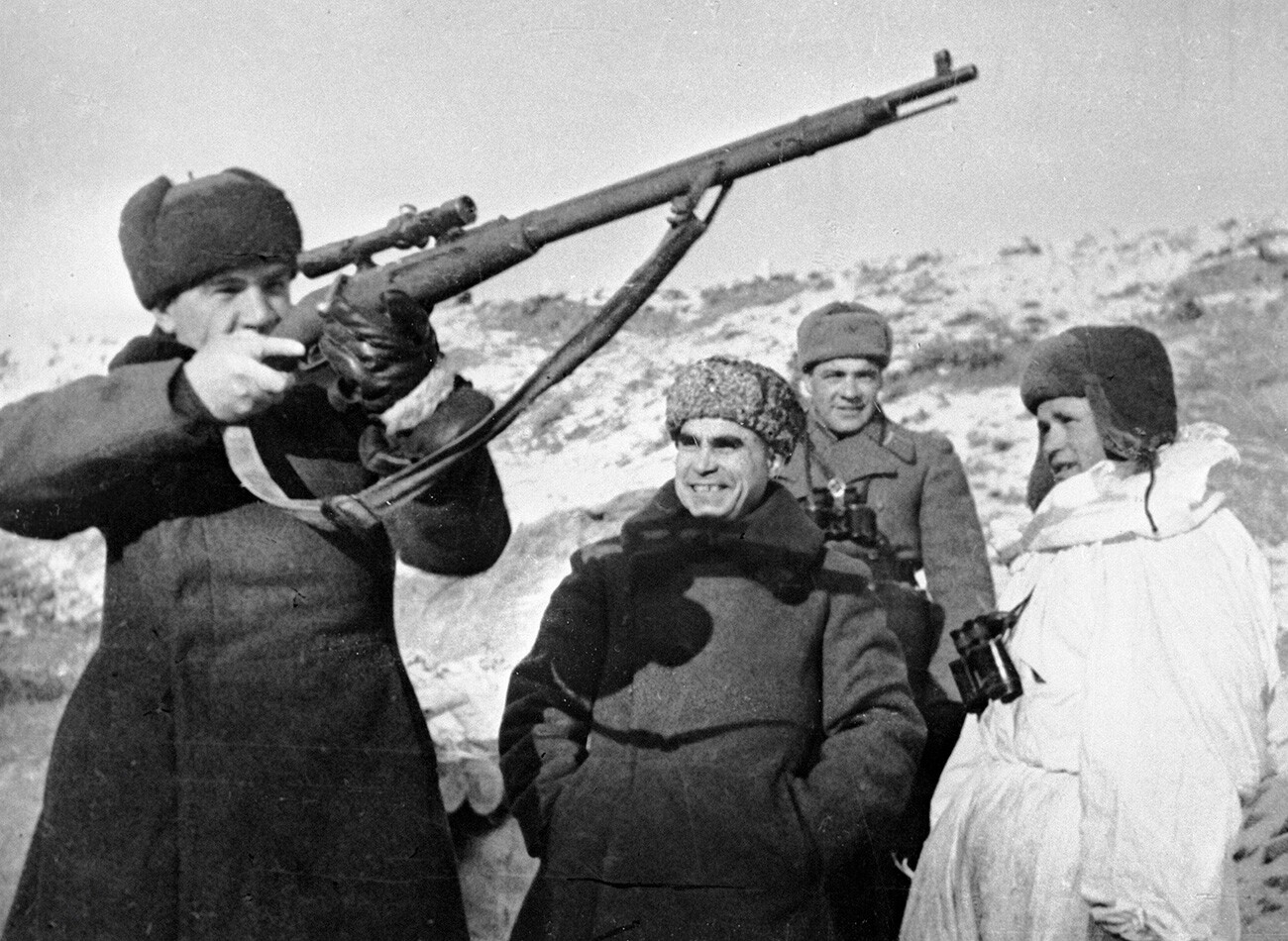 Kusma Gurow, Mitglied des Militärrats der 62. Armee (Mitte), und Wassilij Tschujkow, Kommandeur der 62. Armee (links mit Gewehr), untersuchen die Waffe des Scharfschützen Wassilij Sajzew.
