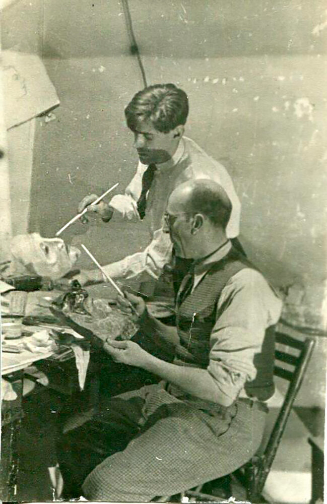 Sergej Akhvlediani con l’artista spagnolo Alberto Sánchez. Mosca. Teatro da camera (Tairov), fine anni Venti-inizio anni Trenta