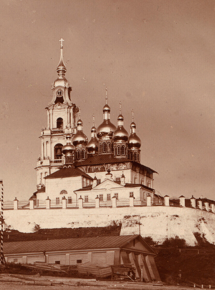 La catedral de la Asunción de Kostromá, fundada hacia los siglos XVI-XVII, fue demolida por los bolcheviques en 1934. La catedral de la Asunción fue el lugar donde se guardó el icono Fiódorovskaya durante el reinado de la dinastía Romanov.