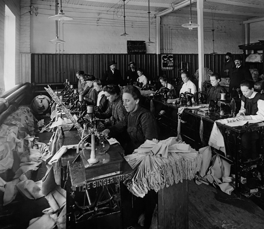 Швейная фабрика Зингера 19 век США. Швейные фабрики Зингера 20 век. Швейная фабрика 1910 в Великобритании. Швейные фабрики в 19 веке.