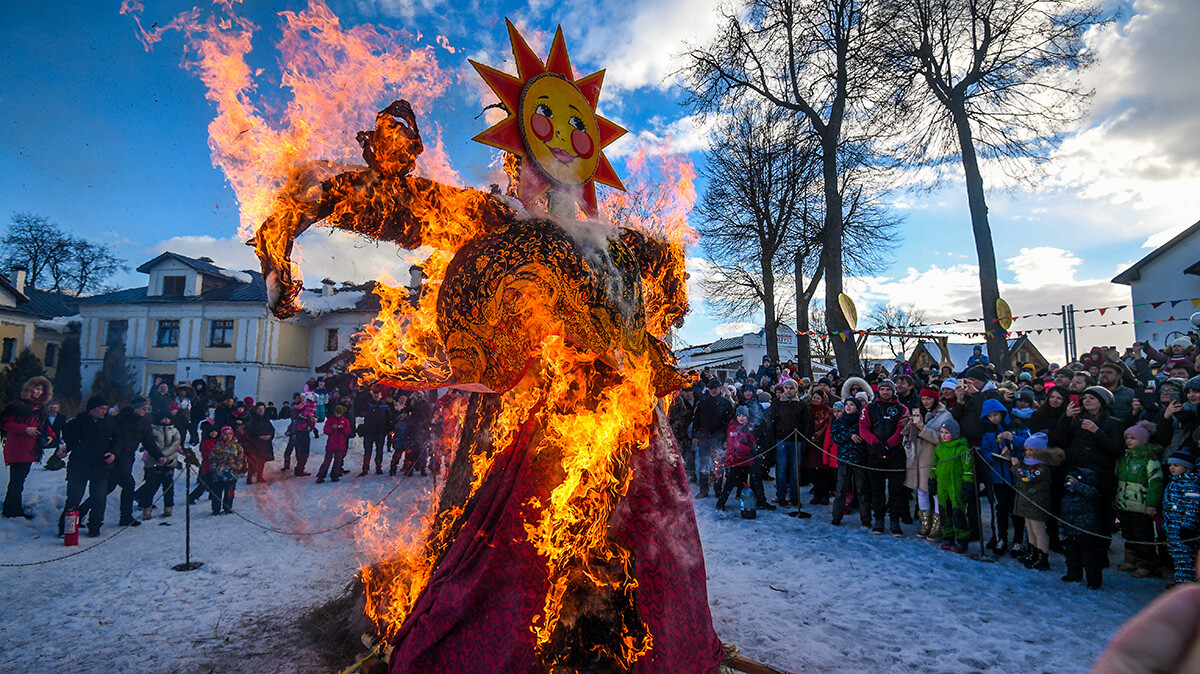 Participantes en la celebración de Máslenitsa queman la efigie en Súzdal. 