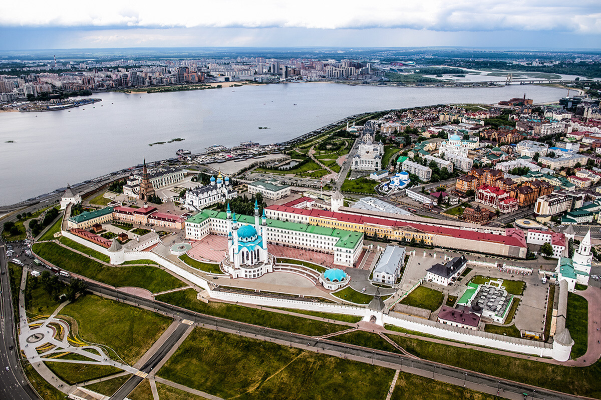 Hermosa vista aérea del río Volga y el Kremlin en Kazán, capital de la República de Tataristán, Rusia.