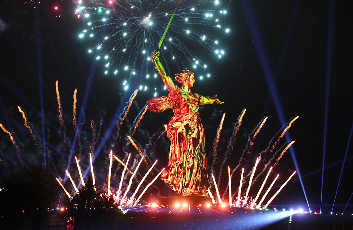 Espectáculo de luces 'Luz de la Gran Victoria' y fuegos artificiales en honor del 78º aniversario de la Victoria en la Gran Guerra Patria en Mamáiev Kurgán, Volgogrado. 