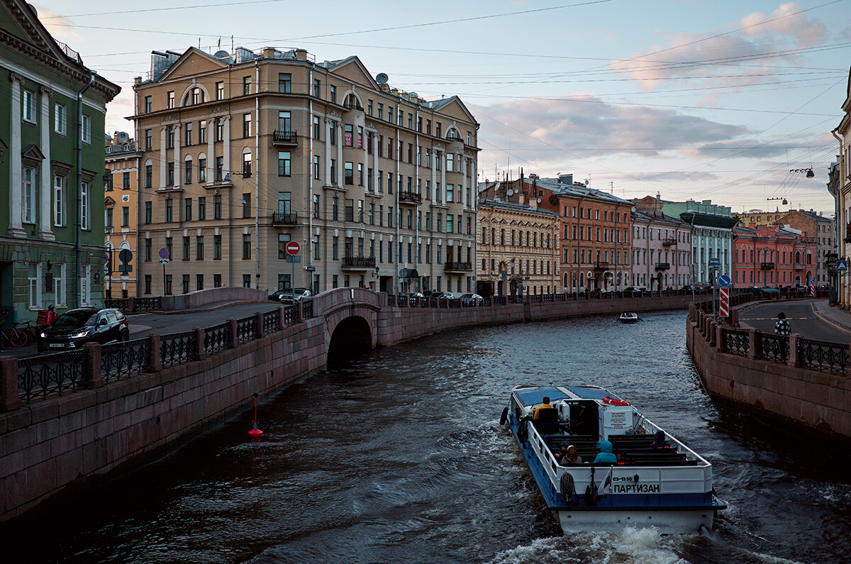 Barcos de recreo en el río Moika durante las Noches Blancas de San Petersburgo. 