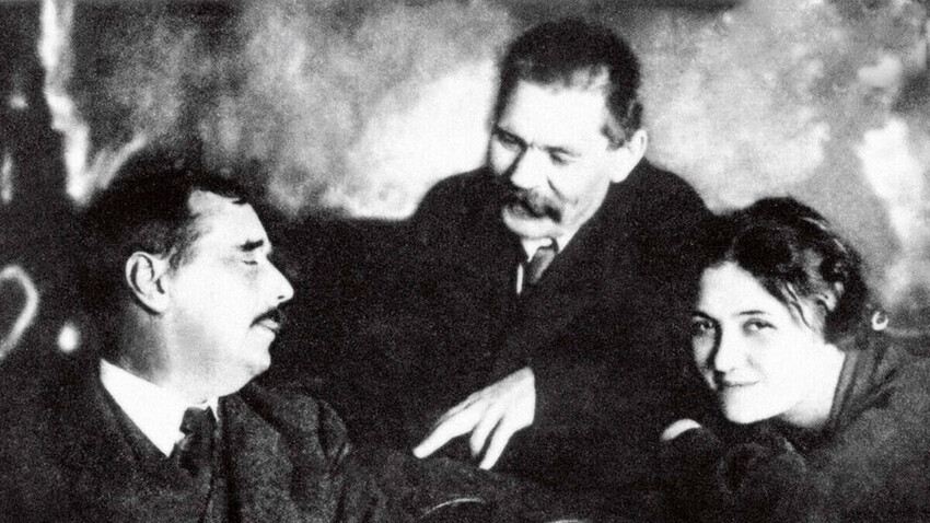 Maxim Gorki, Herbert Wells y María Budberg en el piso de Gorki en Krónverksky Prospekt. Petrogrado, 1920