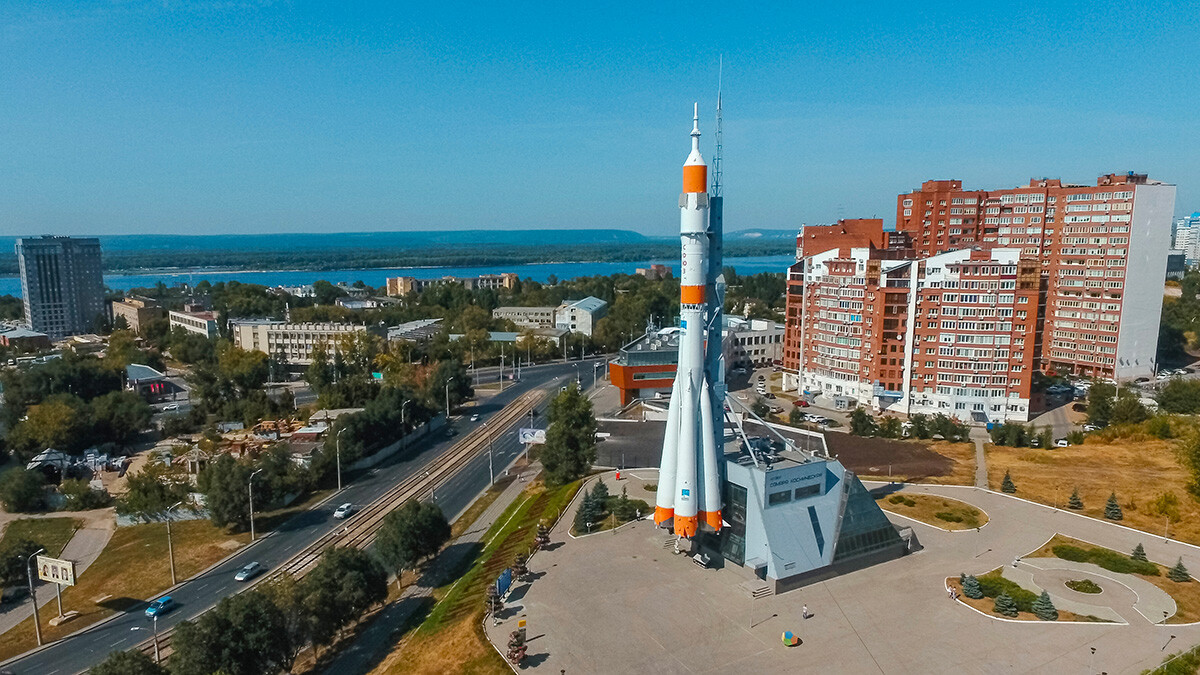 Maqueta del vehículo de lanzamiento Soyuz cerca del Museo Samara Espacial (Rusia). 