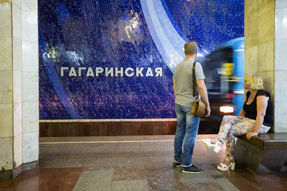 Pasajeros en la estación Gagárinskaia del metro de Samara. 