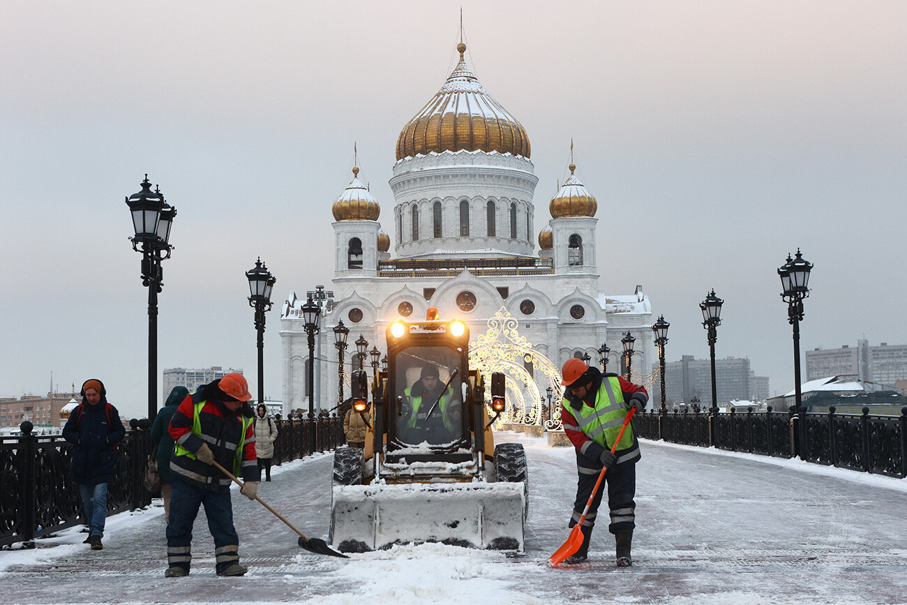 Removing snow from the Patriarch bridge in Moscow