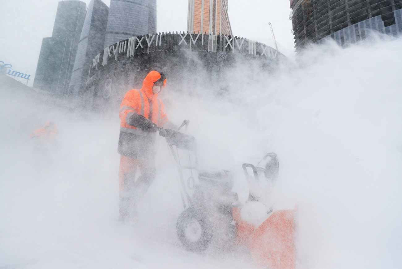 Fighting with snow in front of the Moscow City business center