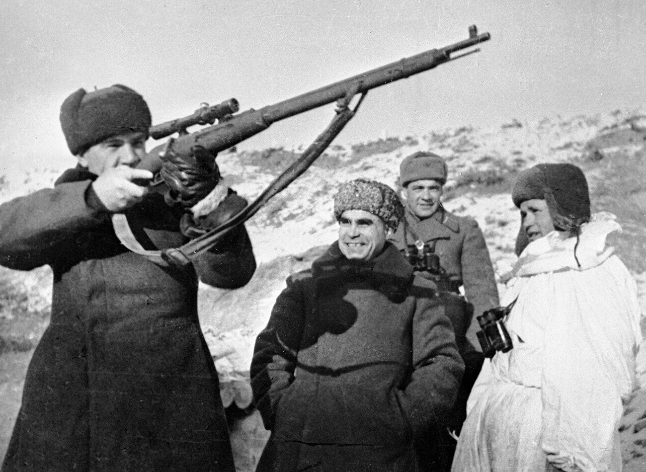 Il maresciallo dell’Unione Sovietica Vasilij Chujkov esamina l’arma del cecchino Vasilij Zajtsev