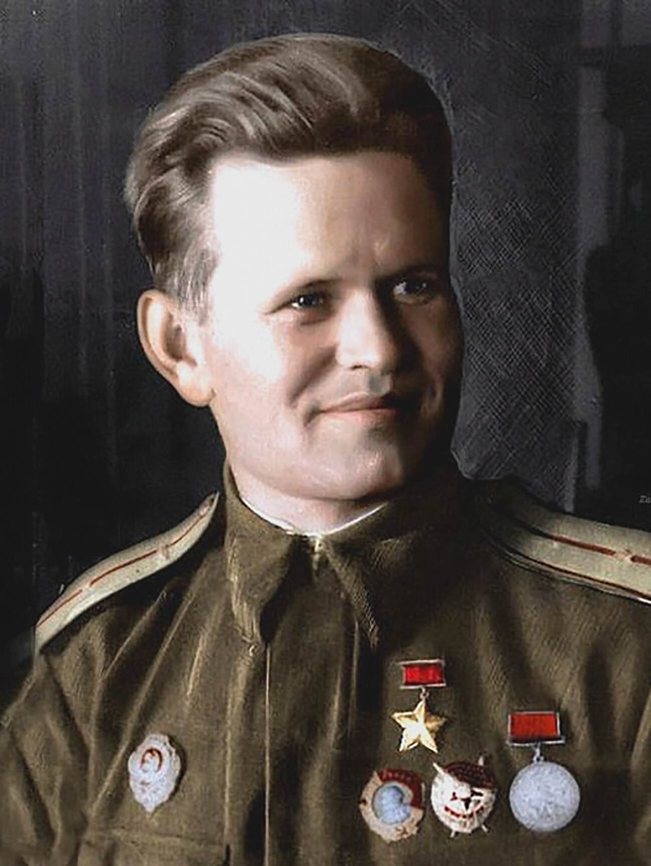 Vasilij Zajtsev con le decorazioni al merito. Fu Eroe dell’Unione Sovietica e si appuntò al petto un Ordine di Lenin, due Ordini della Bandiera Rossa, l’Ordine della Guerra Patriottica di 1ª Classe, la Medaglia per la difesa di Stalingrado e la Medaglia Per la Vittoria sulla Germania