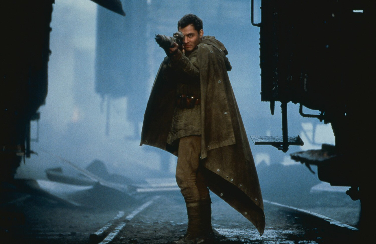 Jude Law nei panni del cecchino Vasilij Zajtsev nel film del 2001 “Il nemico alle porte” (“Enemy at the Gates”), una produzione occidentale con alla regia Jean-Jacques Annaud. 