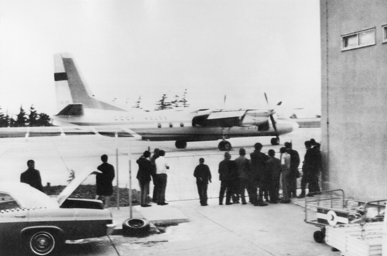 Pesawat Soviet Aeroflot Antonov An-24B di bandara Trabzon, Turki. 