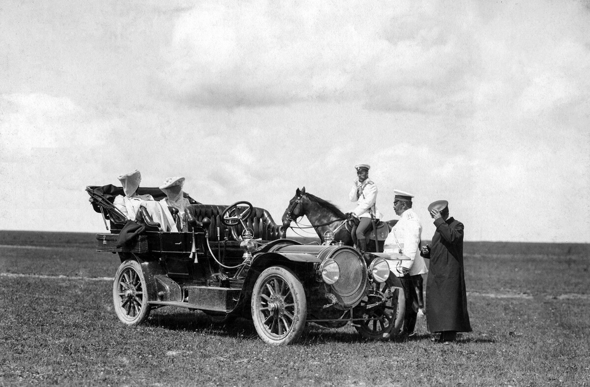 El emperador Nicolás II a caballo en su primer coche Delaunay-Belleville