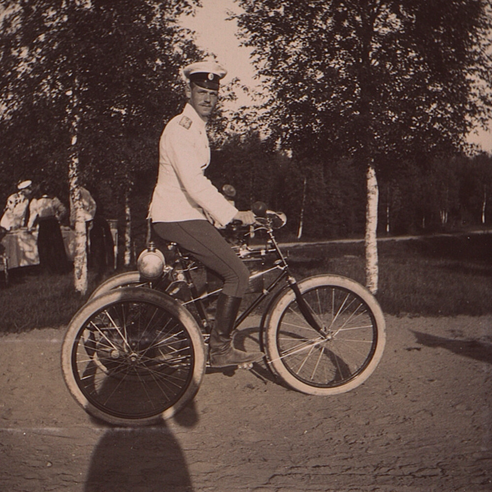 El Gran Duque Mijaíl Alexándrovich montado un nuevo bicicleta de gasolina