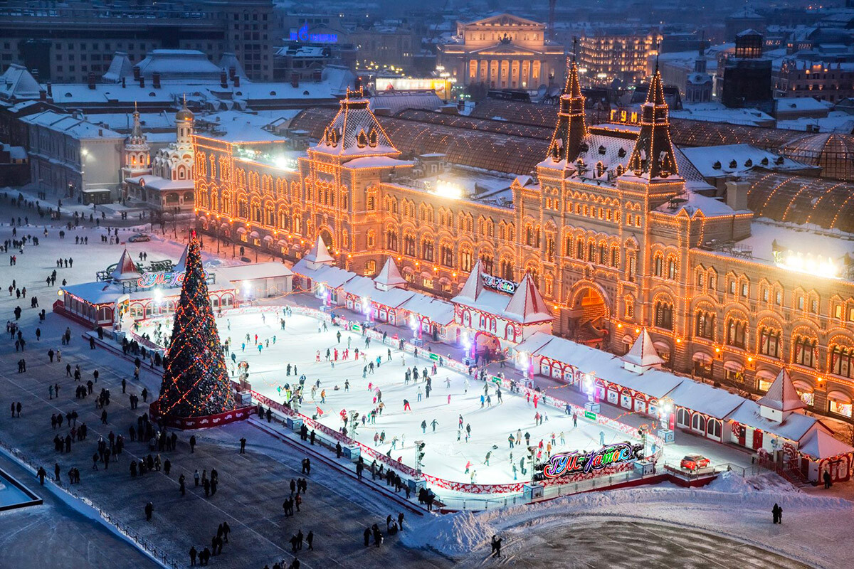 La pista di pattinaggio del Gum sulla Piazza Rossa, una tradizione che si rinnova anno dopo anno, assieme ai mercatini di Natale