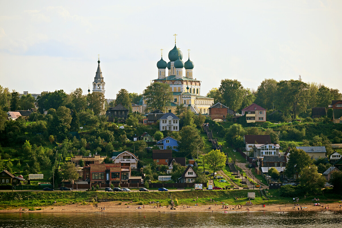 Vista de la parte Borisoglébskaia de Tutáiev y la Catedral de la Resurrección.