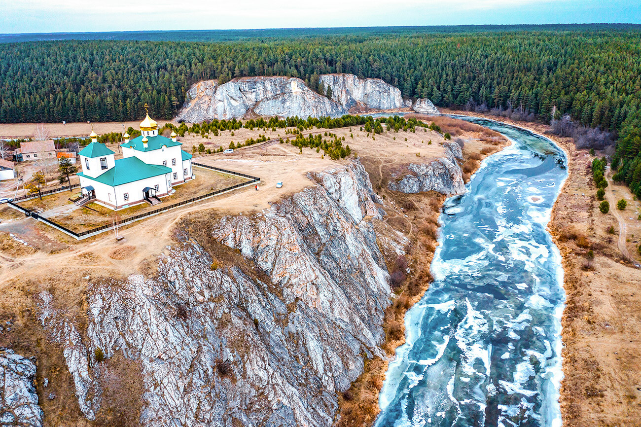 Il fiume Rezh scorre nella Oblast di Sverdlovsk. Lungo il suo corso sorge la omonima città che conta circa 36 mila abitanti