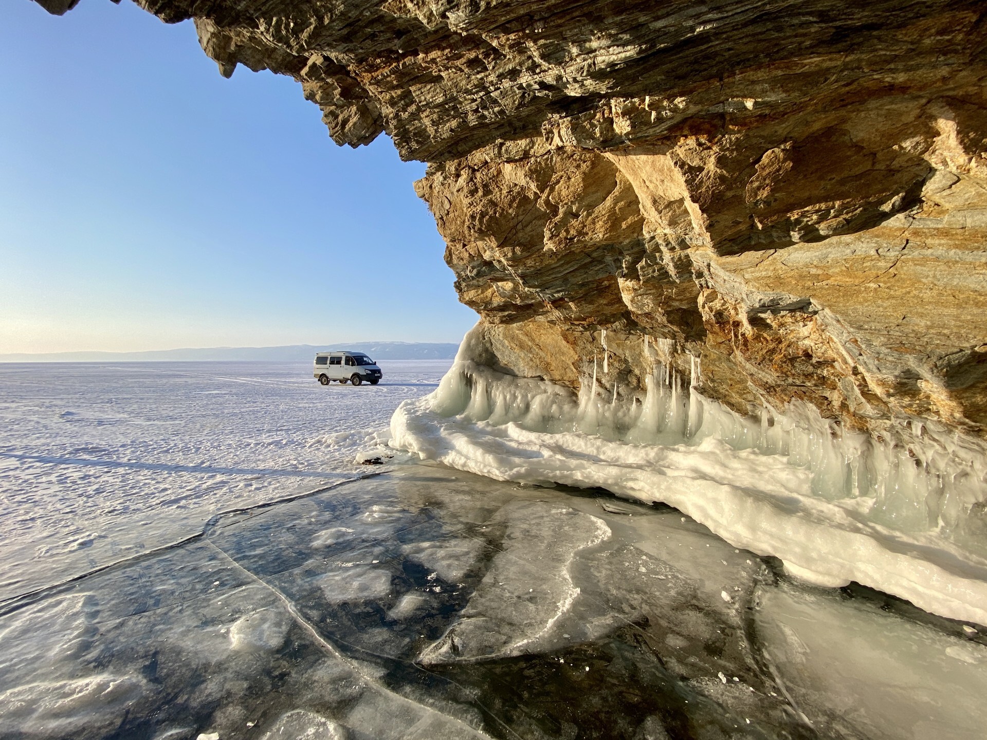 El 'sóbol' es el medio de transporte más común en el hielo del Baikal. Te llevará a cualquier gruta.