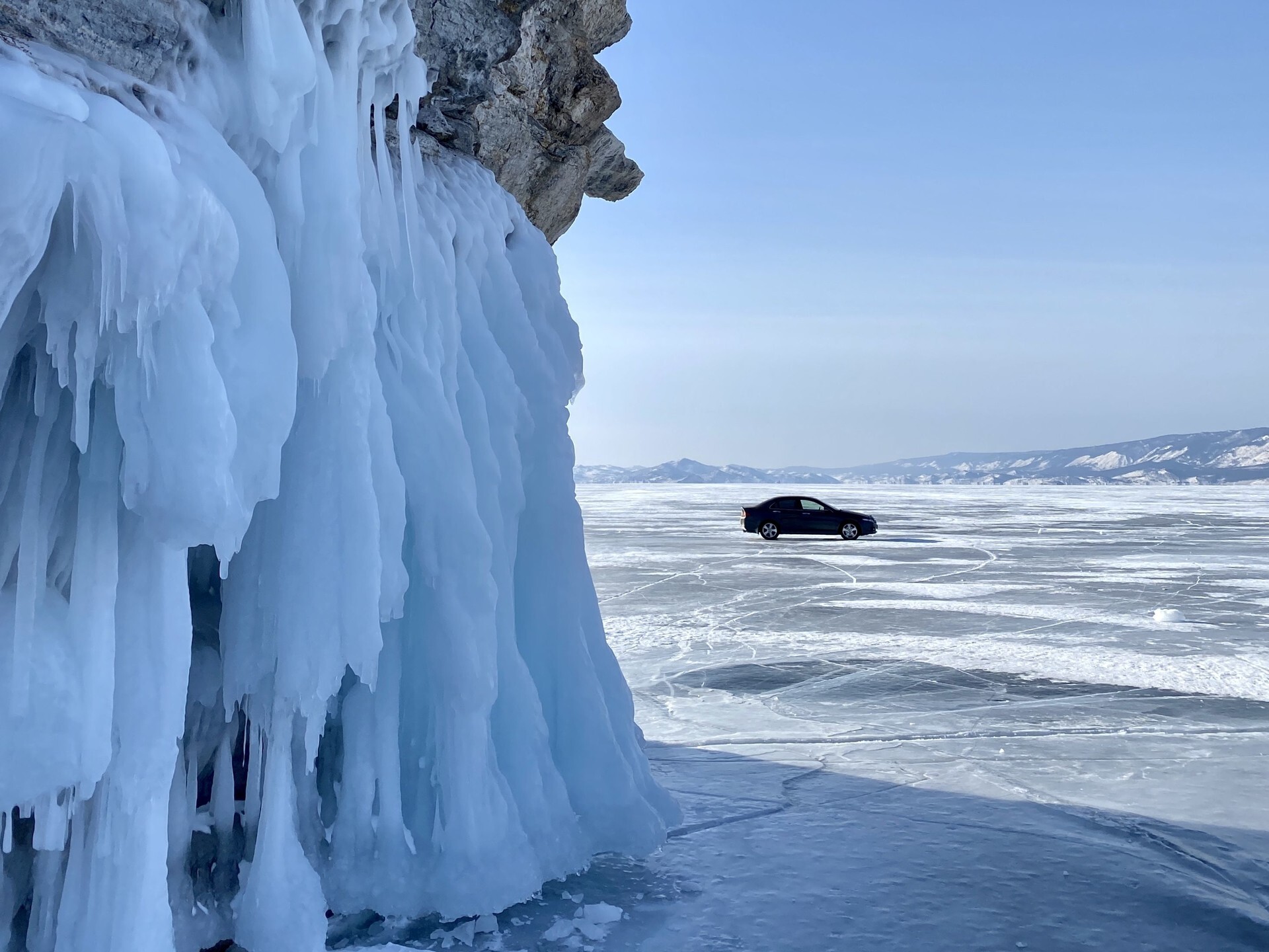 Cuando el espesor del hielo alcanza los 30 cm, ya es posible circular en coche sobre él. Pero los servicios de carreteras no se arriesgan: esperan a que el hielo llegue a tener medio metro de espesor.