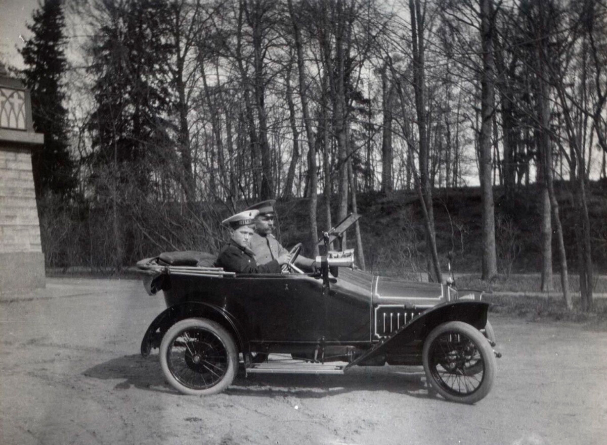 Le tsarévitch Alexis dans sa Bébé-Peugeot