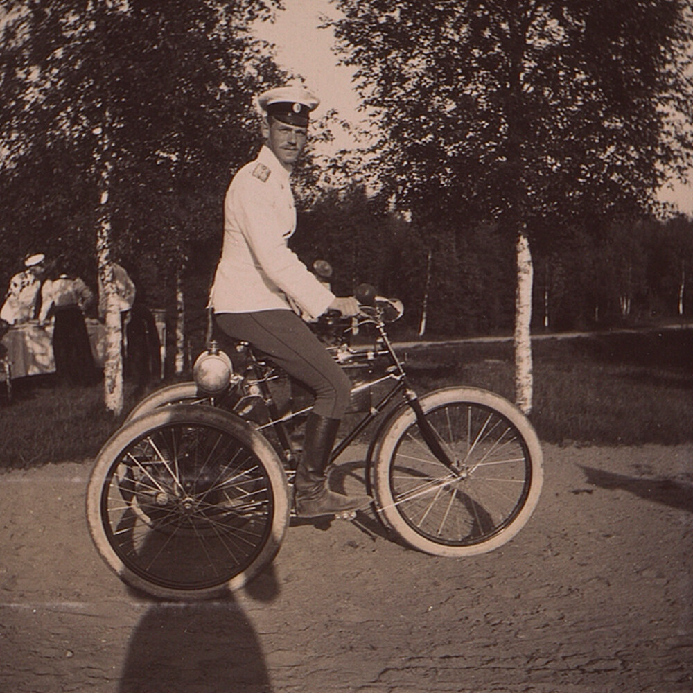 Le grand-duc Michel Alexandrovitch au volant d'une nouvelle voiture lors d'un pique-nique le 11 juillet 1900 dans les environs de Gatchina