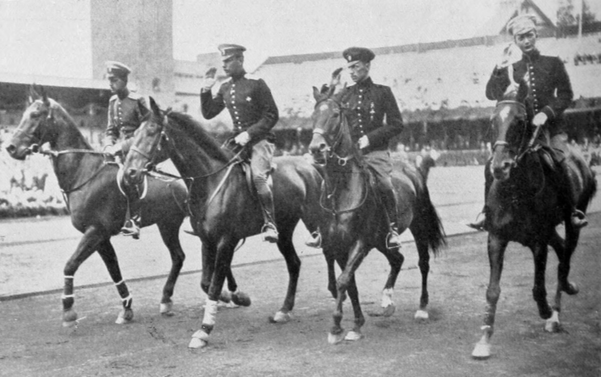 Équipe russe de saut d'obstacles (de gauche à droite) : le grand-duc Dmitri Pavlovitch, le capitaine Rodzianko, le capitaine en second Selikhov, le lieutenant Plechkov