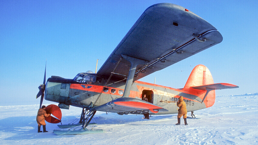Остров Врангел, Авион Ан-2 на поларна станица.

