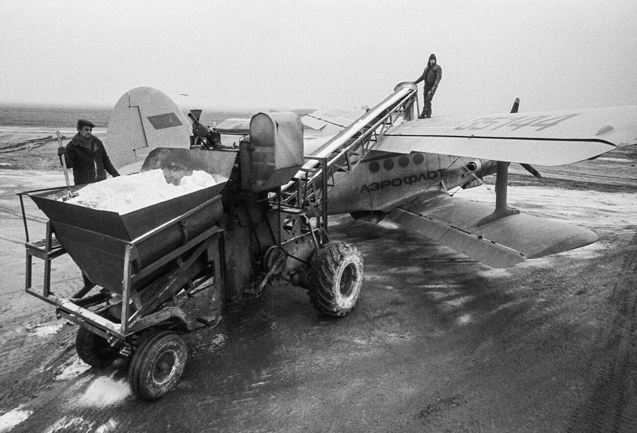 Авион Ан-2, товарење минерални ѓубрива

