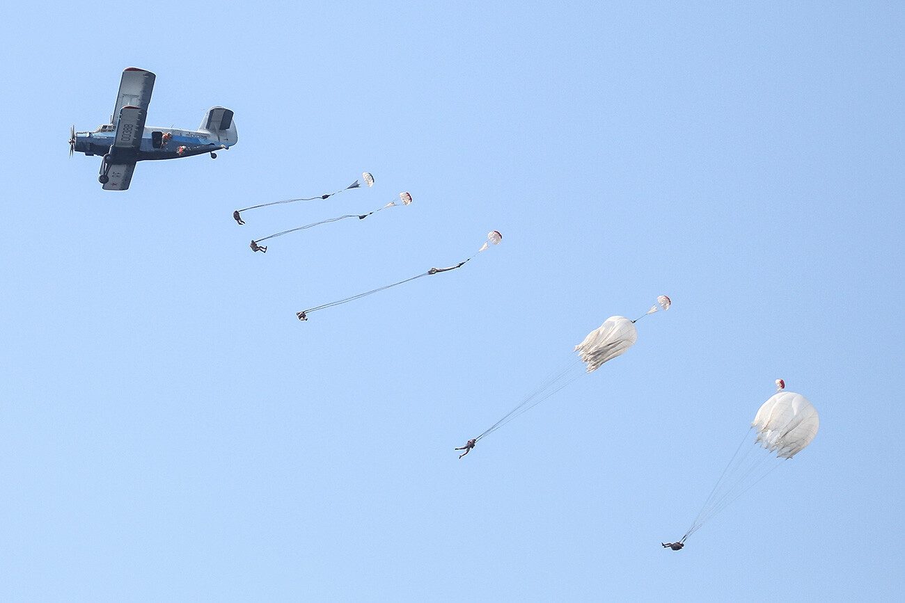 Десант на падобранци. Прослава на Денот на Воздушно-десантните единици (ВДВ) во Самара.

