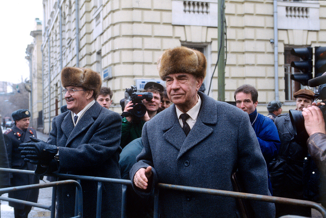 Dmitri Iazov, ancien ministre de la Défense de l'URSS, devant un palais de justice moscovite