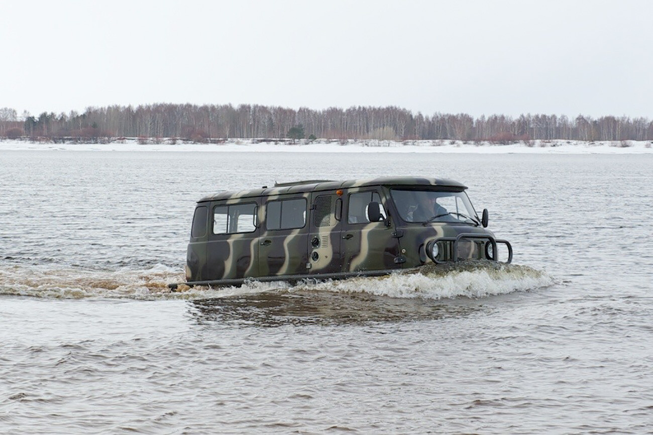 Minivan à chenilles, cet insolite tout-terrain prêt à affronter les étendues sauvages de Russie