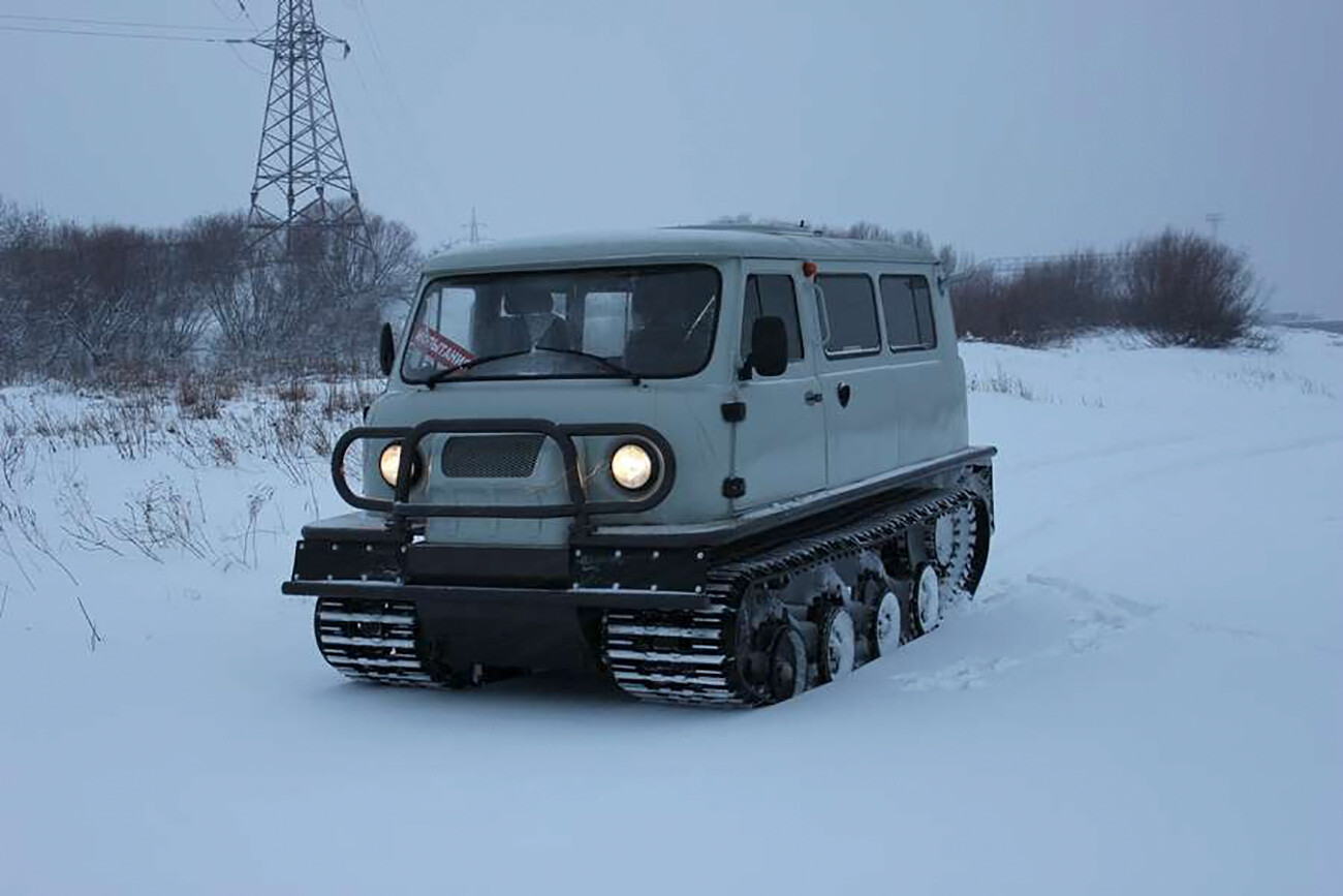 Minivan à chenilles, cet insolite tout-terrain prêt à affronter les étendues sauvages de Russie