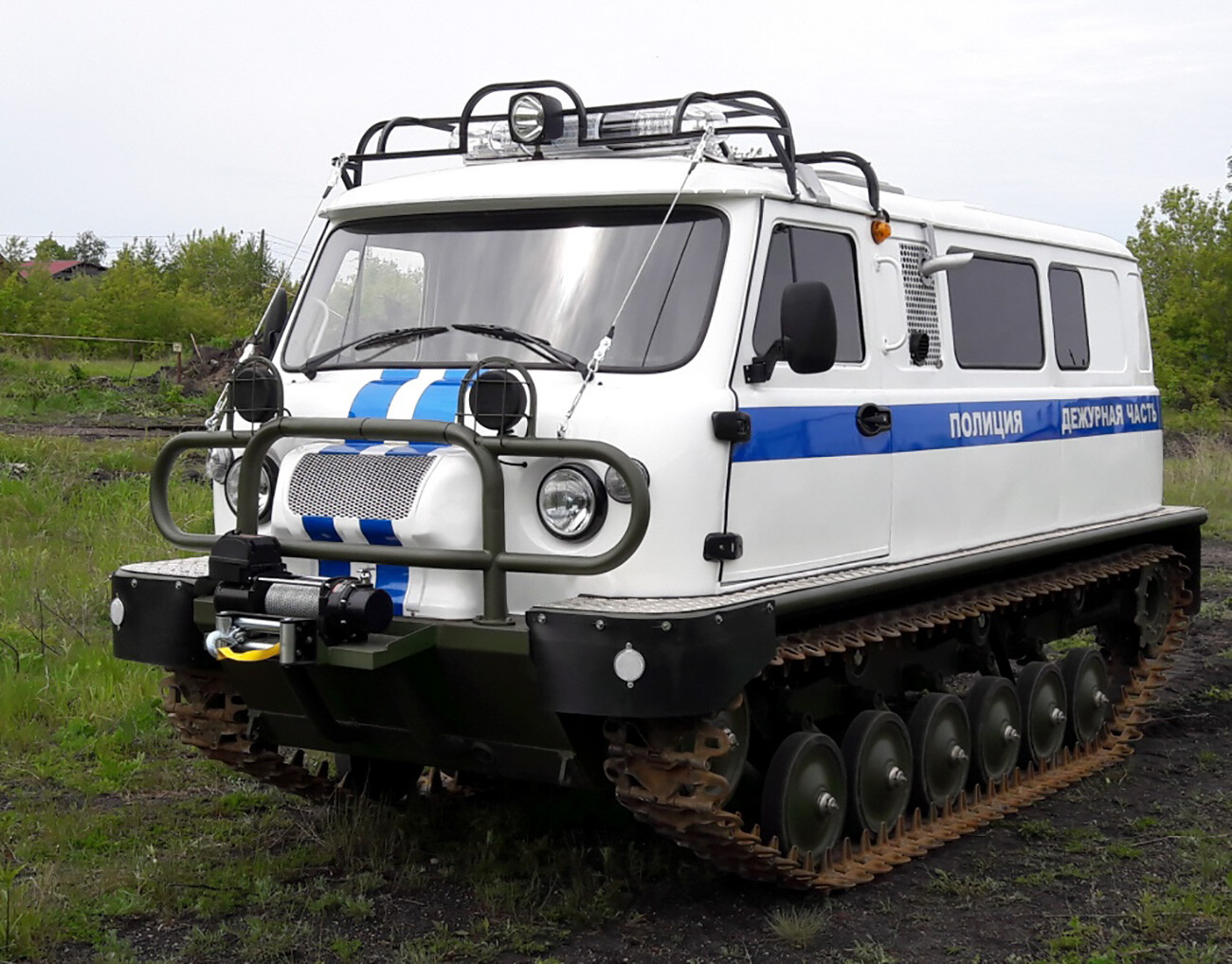 Minivan à chenilles, cet insolite tout-terrain prêt à affronter les étendues sauvages de Russie