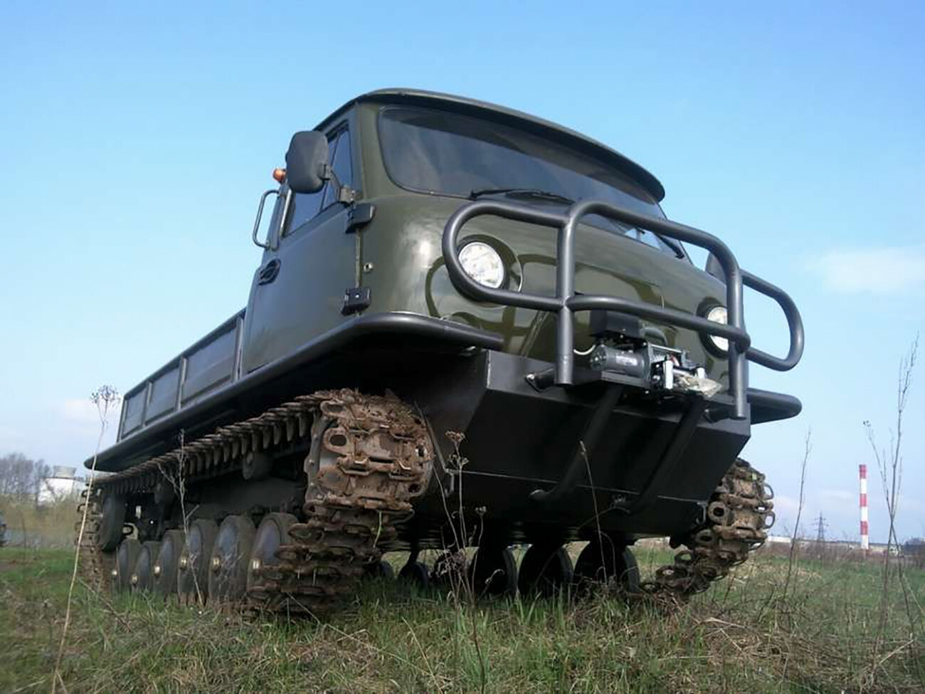 Minivan à chenilles, cet insolite tout-terrain prêt à affronter les étendues sauvages de Russie