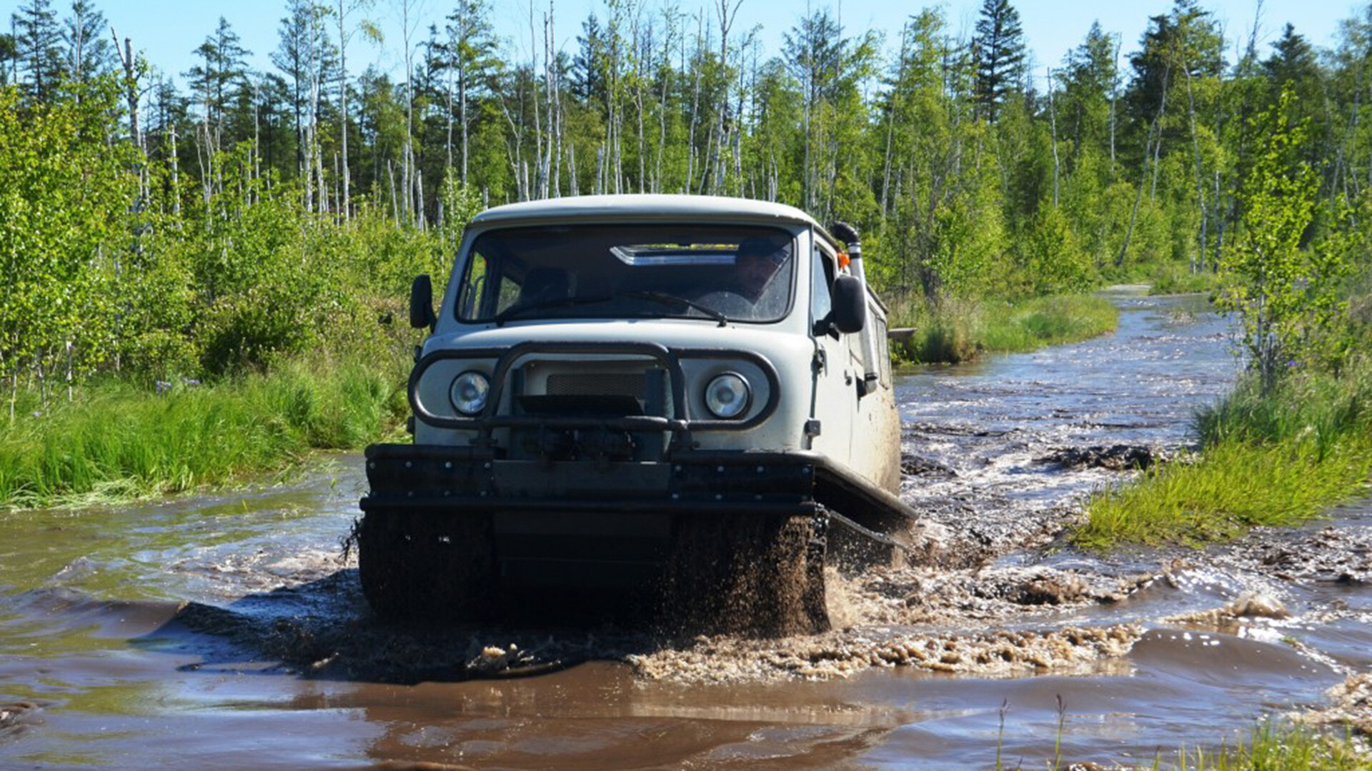 Minivan à chenilles, cet insolite tout-terrain prêt à affronter les étendues sauvages de Russie