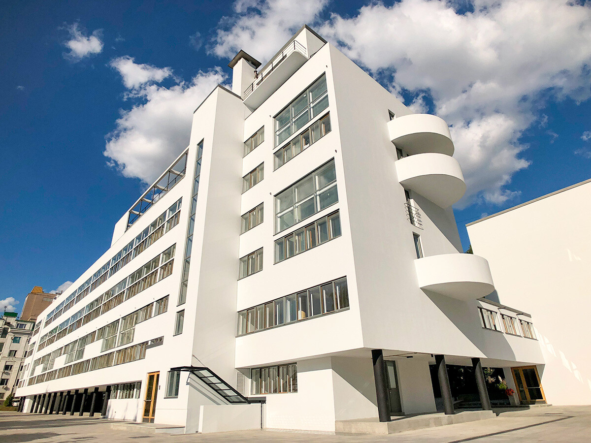 La Casa del Narkomfin (in russo: Dom Narkomfina) fu costruita tra il 1928 e il 1930. È considerata un capolavoro dell'architettura d’avanguardia e rappresentò un esperimento di tipologia residenziale di transizione dagli edifici di tipo tradizionale (borghese) verso la comune socialista