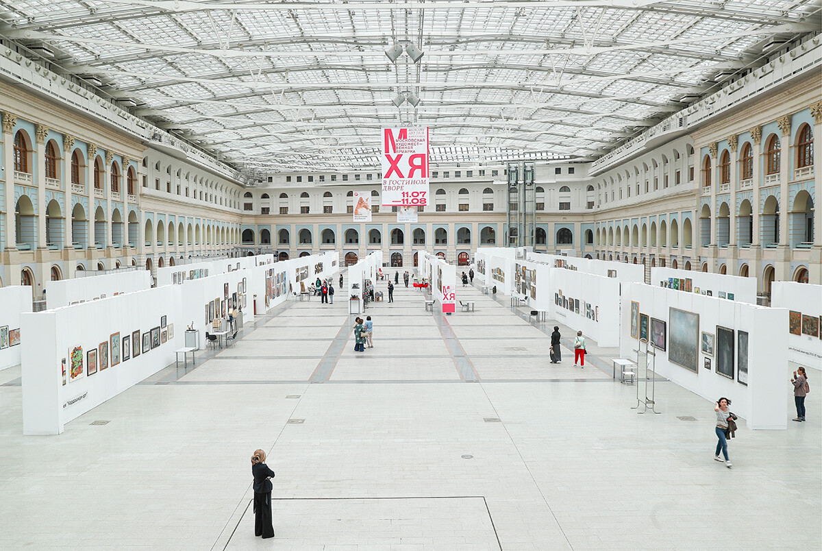Visitatori ammirano una mostra alla Fiera d’arte di Mosca al Gostinyj Dvor, che ospitava anche le gallerie della Casa centrale dell’artista. Nella primavera del 2019, la sede della Casa centrale dell’artista è stata trasferita alla Galleria Statale Tretjakov