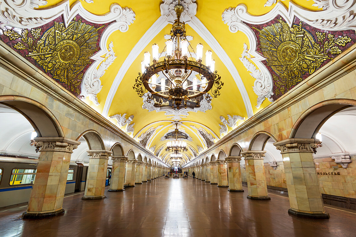 Inaugurata nel 1952, il tema artistico della stazione “Komsomolskaja” della linea circolare della metropolina di Mosca è la battaglia della Russia per l’indipendenza e le battaglie storiche contro gli invasori