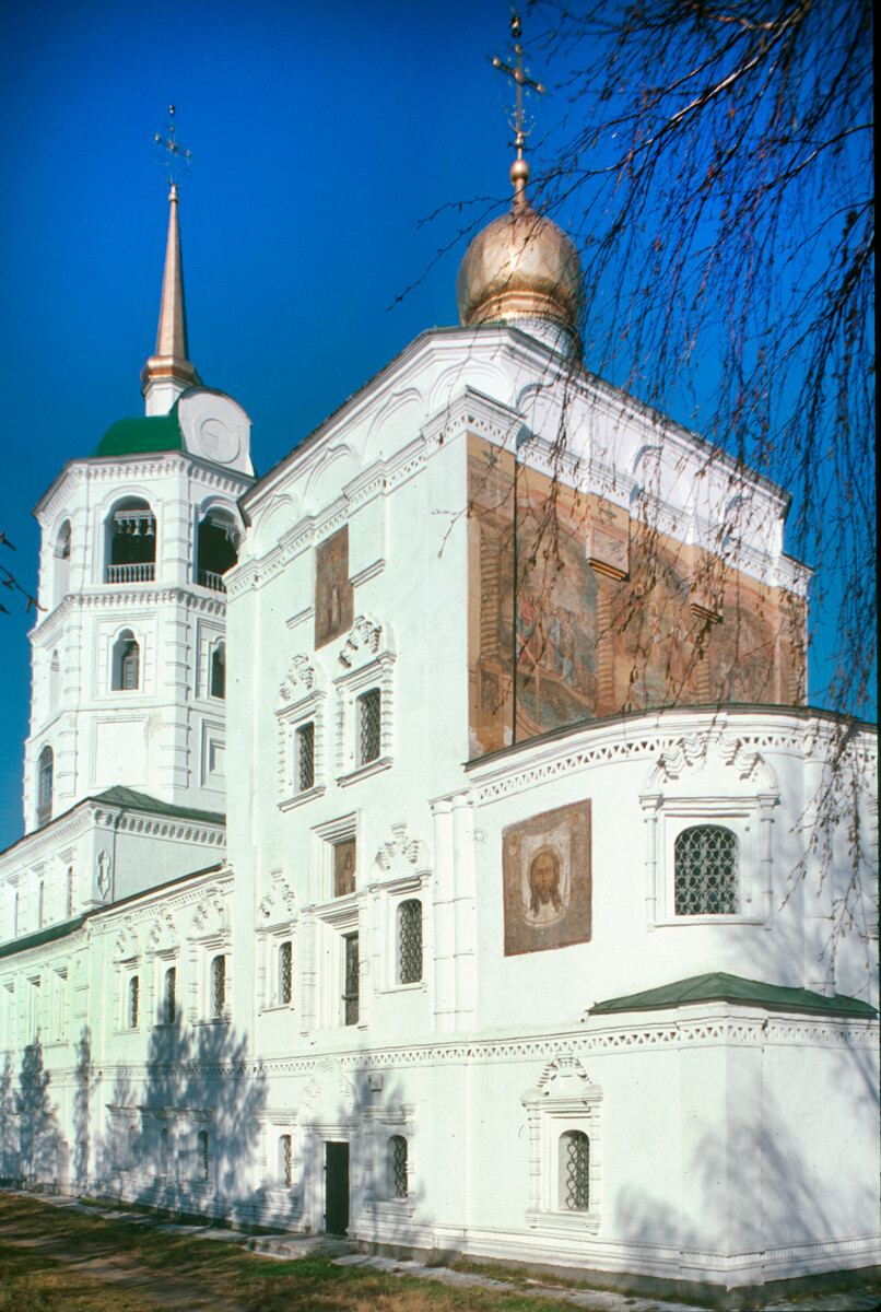 Irkutsk. Church of Miraculous Icon of the Savior (1706-10, with bell tower added in 1758-62). Southeast view with large wall painting over apse. Image of Miraculous Icon of Savior on side of apse. October 3, 1999