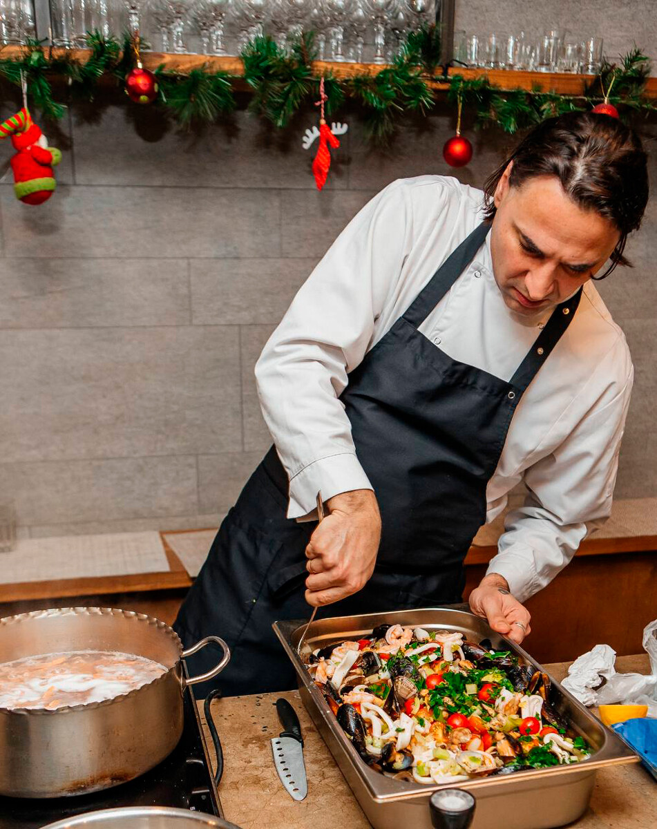 Giuseppe D’Agostino al lavoro nella cucina del suo ristorante