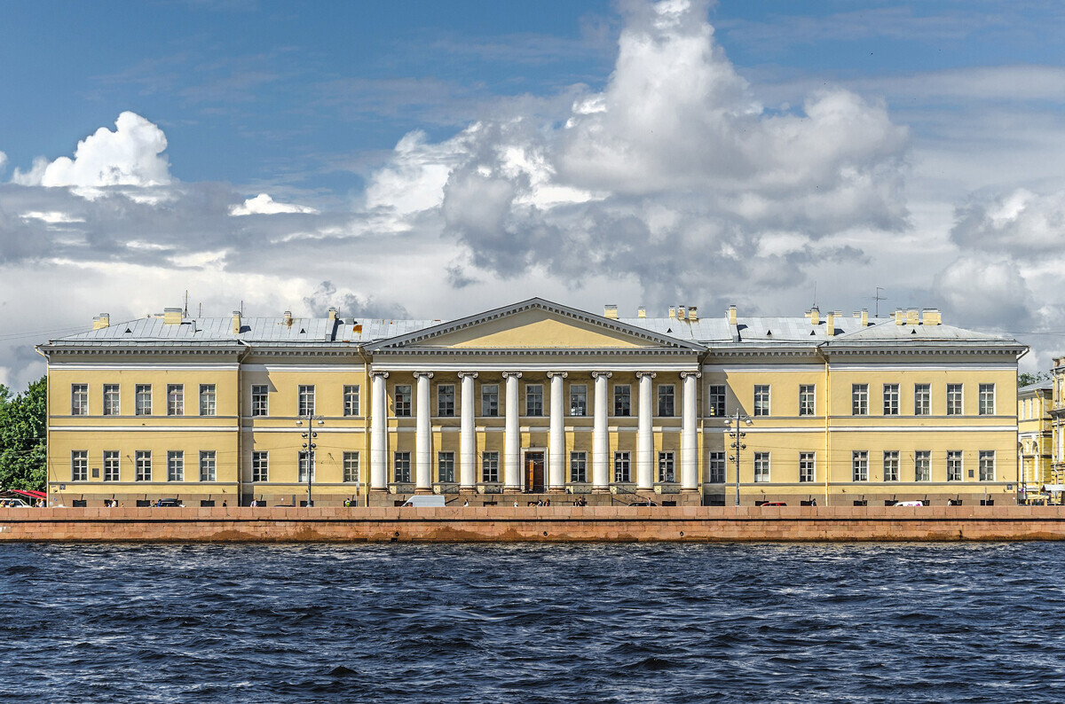 Edifício moderno da Academia Russa de Ciências em São Petersburgo.
