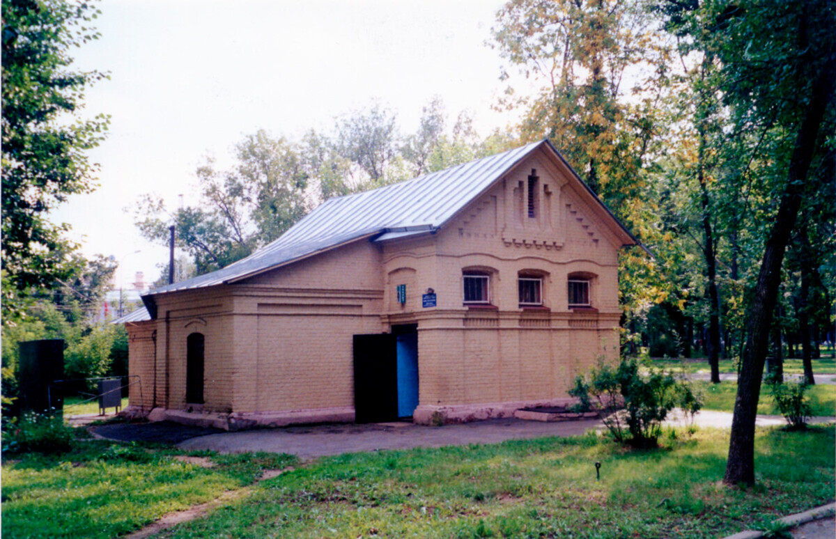El aseo público del campo Devichie de Moscú, uno de los más antiguos de la capital.