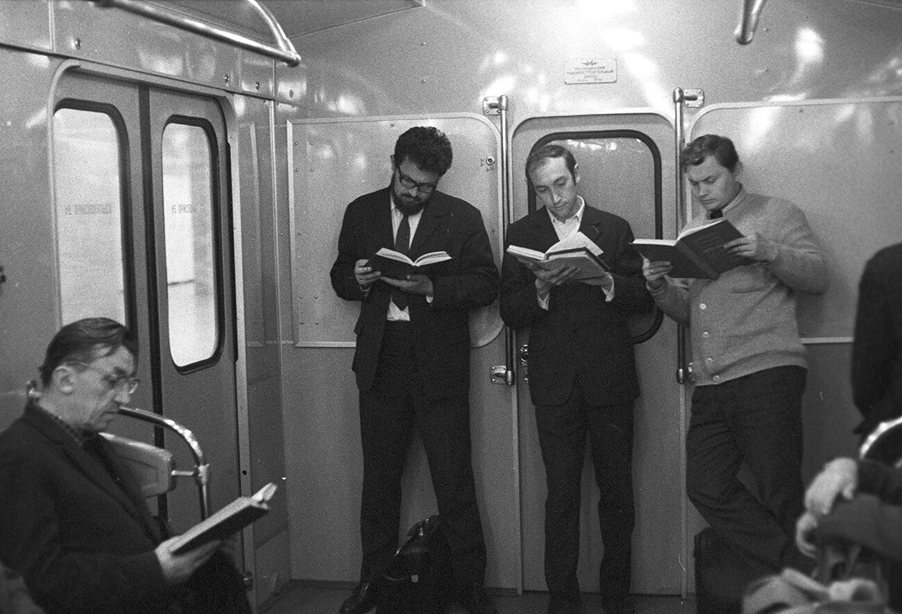 Passeggeri sulla metro di Mosca negli anni Sessanta, intenti nella lettura