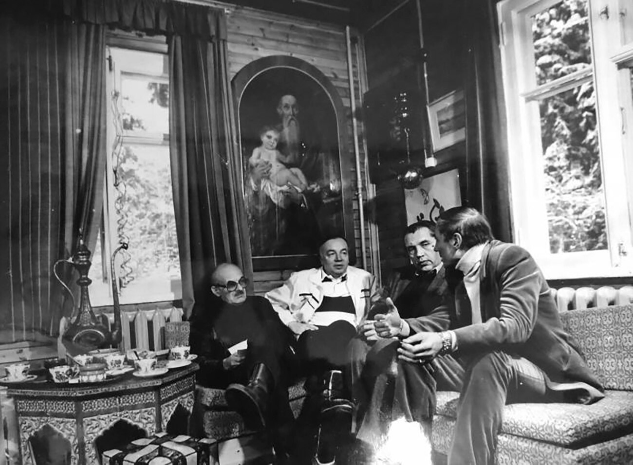 I poeti sovietici Bulat Okudzhava, Andrej Voznesenskij, Robert Rozhdestvenskij ed Evgenij Evtushenko